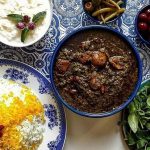 طرز تهیه قورمه سبزی مخصوص با گوشت‌های قلقلی دلچسب!