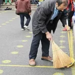 ماجرای جالب یک مادر که با قلبی پر از عشق و جارو در دست، نظافت مدرسه‌ای در شهر قدس را به داستانی شنیدنی تبدیل کرد!