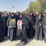 گریه‌ مردم هنگام نماز بر پیکر شهید حاجی‌زاده