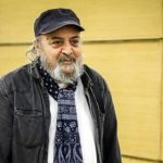 تیپ عجیب کارگردان سریال پایتخت در مراسم ختم برادرزاده محسن تنابنده + عکس