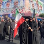 ورود پیکر مطهر شهدا به میدان انقلاب و حضور پرشور مردم + فیلم