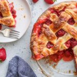 طرز تهیه پای توت‌ فرنگی و ریواس؛ شیک و آسان برای مهمانی‌ها