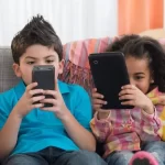 چگونه استفاده کودکان از تلفن همراه را مدیریت کنیم؟ راهنمای جامع