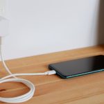 آیا داغ شدن شارژر گوشی موبایل طبیعی است؟ پاسخ کارشناسان را بخوانید