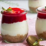 طرز تهیه پودینگ با سس توت فرنگی؛ برای مهمانی با طعم عالی