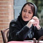 حرکت عجیب شقایق فراهانی؛ نقاشی به جای امضا روی پوستر یک فیلم + فیلم حرکت عجیب شقایق فراهانی؛ نقاشی به جای امضا روی پوستر یک فیلم + فیلم