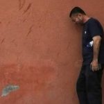 وداع تلخ پدر فلسطینی با سه کودک شهیدش / عکس