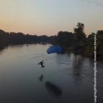 لحظه هولناک برخورد پاراگلایدرسوار با سیم برق + فیلم