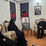 گریه و بوسه سعید جلیلی بر روی لباس نظامی سردار سلامی