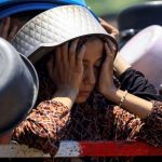 فیلم دردناک از هجوم مردم برای پیدا کردن غذا در غزه