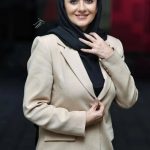 خوابیدن بازیگر زن مشهور روی درخت در دل جنگل! + عکس جدید