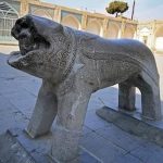 عبور زنان از زیر شیر سنگی اصفهان برای حامله شدن!+ فیلم