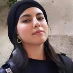 التماس و ضجه‌های مادر قاتل الهه حسین نژاد جلوی دادگاه + فیلم