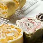 طرز تهیه دسر لقمه ای با انبه و توت فرنگی