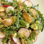 طرز تهیه سالاد بامیه و سیب‌ زمینی؛ سالادی با طعم متفاوت