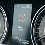 چراغ TPMS یا سنسور فشار باد تایر در خودرو چیست و چرا روشن می‌شود؟