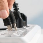 چرا کشیدن دوشاخه وسایل الکترونیکی هنگام طوفان و رعد و برق منطقی است؟