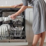 ماشین ظرفشویی یا شستن ظروف با دست؛ کدام روش واقعا بهداشتی‌تر است؟