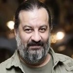 واکنش بامزه مهراب قاسمخانی به تیپ و عینک ۸۰ میلیونی‌اش در مراسم ختم! + عکس