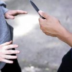 لحظه تلخ زورگیری از یک مادر و کودک در شرق تهران / فیلم