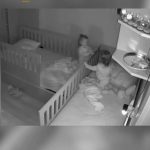 اقدام عجیب و بامزه دو دختر نوزاد دوقلو پربازدید شد + فیلم‌