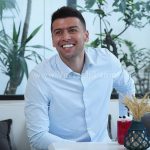 حمله هواداران به ماشین سعید مهری جلوی باشگاه پرسپولیس + فیلم