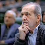 مردم رفتار من را می‌بینند به حرف هایم اصلا گوش نمی‌دهند