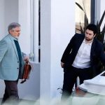 لحظه خروج سفیر ایران از سفارت در کانبرا جنجالس شد / فیلم