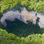 جذب گردشگران با فروچاله غول پیکر عمان + فیلم