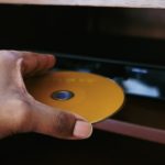 از نوستالژی تا فناوری: با دستگاه CD/DVD قدیمی خود چه کارهایی می‌توان کرد؟