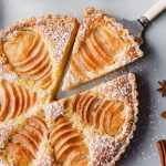 طرز تهیه تارت گلابی و بادام؛ دسر فرانسوی خوشمزه طرز تهیه تارت گلابی و بادام؛ دسر فرانسوی خوشمزه