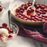 طرز تهیه پودینگ با سس آلبالو؛ ساده و خوشمزه