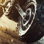 آیا لاستیک موتور سیکلت هم به تنظیم فرمان و بالانس نیاز دارد؟