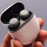 نگاه نزدیک به پیکسل بادز 2a؛ هدفون بی سیم قدرتمند و خوش قیمت گوگل