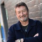 خبر داغ برای طرفداران ۰۰۷: خالق پیکی بلایندرز، نویسنده فیلم جدید جیمز باند شد