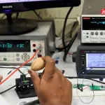 ژنراتور کوچکی که با پوست گردو و چند قطره آب برق تولید می‌کند!