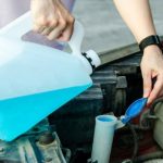 آیا می‌دانید با ۳ ماده‌ی ساده می‌توانید مایع شیشه شور ماشین خود را بسازید؟ (فرمول + راهنمای گام‌به‌گام)