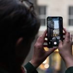 نقد تند به دوربین‌های موبایل؛ چرا عکس‌های موبایل واقعیت خود را از دست می‌دهند؟