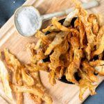 چطور پوست سیب‌زمینی را به یک خوردنی خوشمزه تبدیل کنیم؟