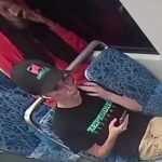 لحظه قتل دختر جوان داخل مترو با ضربات چاقو / فیلم