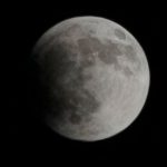 عکس و فیلم از ماه قرمز در آسمان مشهد