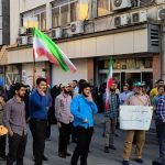 کنایه سنگین معترضان بسیجی به لاریجانی / عکس