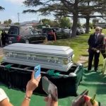 لحظه تشییع پیکر هوشمند عقیلی توسط مرتضی و مارتیک + ویدئو لحظه تشییع پیکر هوشمند عقیلی توسط مرتضی و مارتیک + ویدئو