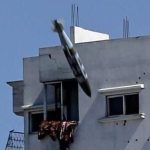 لحظه اصابت بمب آمریکایی به خانه‌ای در غزه + عکس