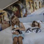 یک خانواده خانه خود را مثل کشتی نوح پناهگاه حیوانات کردند + عکس