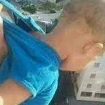لحظه دلهره آور تاب دادن کودک خردسال از روی پل توسط پدرش! / فیلم