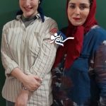 آواز خوانی و حرکات جالب ژاله صامتی و دخترش در صحنه تئاتر + فیلم