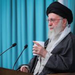 قاطعیت و صراحت «امام خامنه‌ای» در اعلام مواضع و انتخاب هوشمندانه زمان آن، معنایی عمیق و شفاف در دل خود داشت و فریادی بود که در گوش تاریخ طنین‌انداز شد – اخبار سینمای ایران و جهان