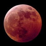 اگر به ماه گرفتگی نگاه کنیم چه می‌شود؟ / ماه خونین ۱۴۰۴ را ببینیم یا نه؟