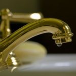 بایدها و نبایدهای تمیز کردن شیرآلات طلایی + رازهای درخشان شدن